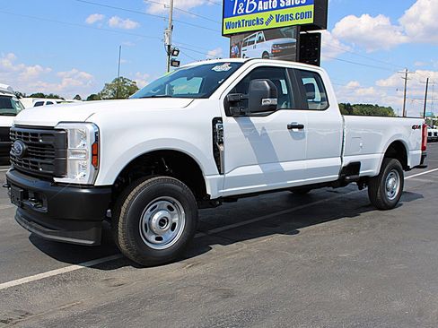 Used 2025 Ford F250 XLT image 3