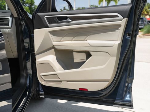 Used 2022 Volkswagen Atlas SE w/ Panoramic Sunroof Package FWD image 38