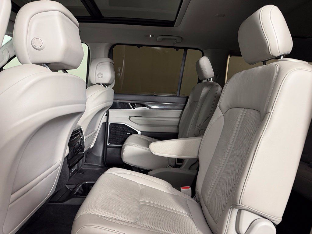 Used 2022 Jeep Wagoneer Series III w/ Premium Group I RWD image 18