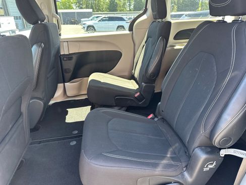 Used 2023 Chrysler Voyager LX FWD image 10
