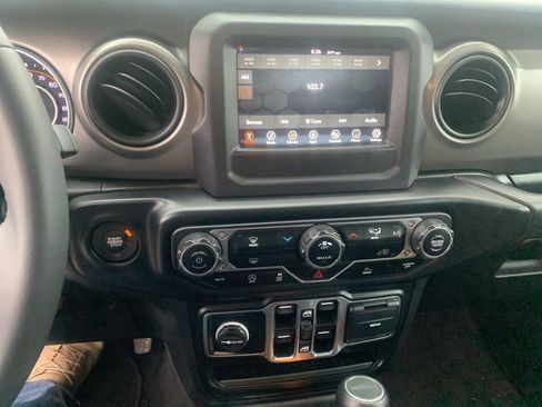 Used 2023 Jeep Gladiator Sport image 13