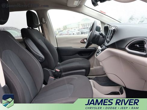 Used 2023 Chrysler Voyager LX FWD image 9