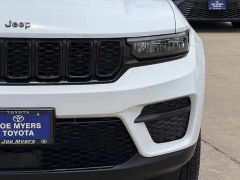 Used 2025 Jeep Grand Cherokee Altitude AWD/4WD image 4