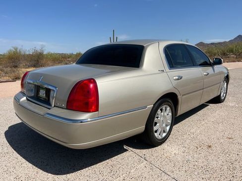 Used 2008 Lincoln Town Car Signature Limited image 13