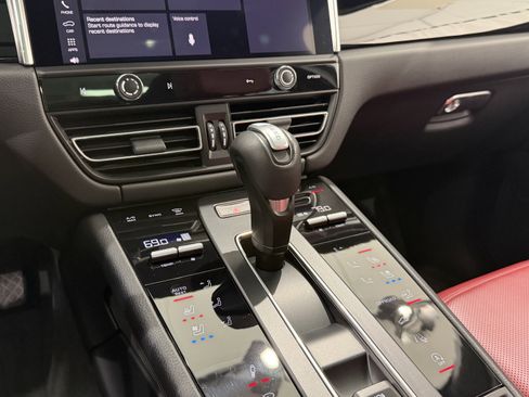 Certified 2024 Porsche Macan Turbo AWD/4WD image 40