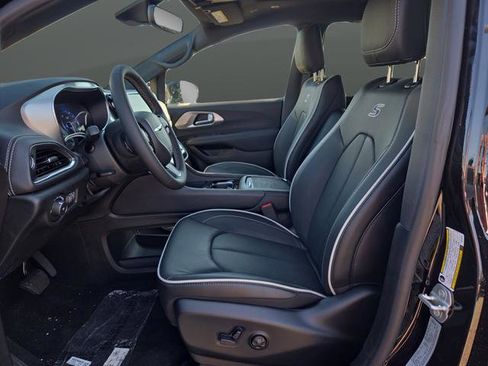New 2026 Chrysler Pacifica Limited w/ S Appearance Package image 4