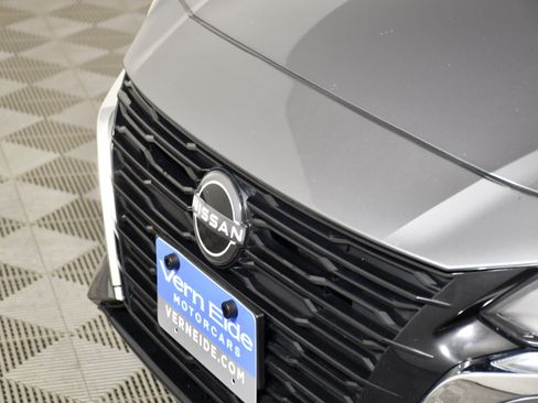 Used 2024 Nissan Altima 2.5 SV FWD image 11