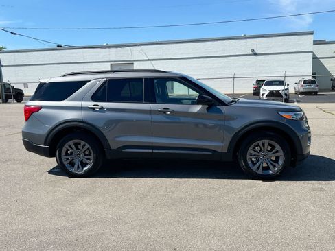 Used 2024 Ford Explorer XLT w/ Equipment Group 202A AWD/4WD image 9