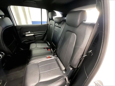 Used 2023 Mercedes-Benz GLB 250 4MATIC w/ Premium Package image 15