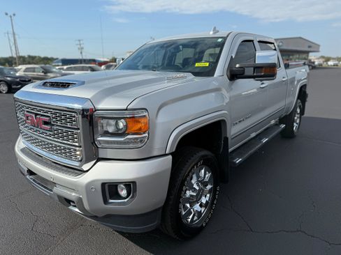 Used 2019 GMC Sierra 2500 Denali image 1