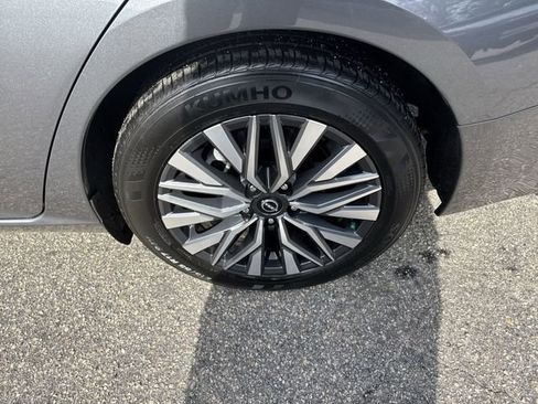 Used 2024 Nissan Altima 2.5 SV FWD image 13