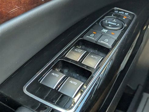 Used 2017 Kia K900 Luxury image 17