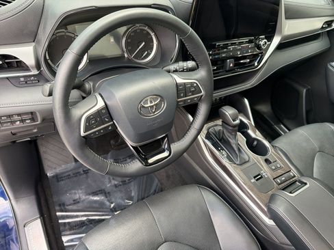 Used 2022 Toyota Highlander Platinum FWD image 4