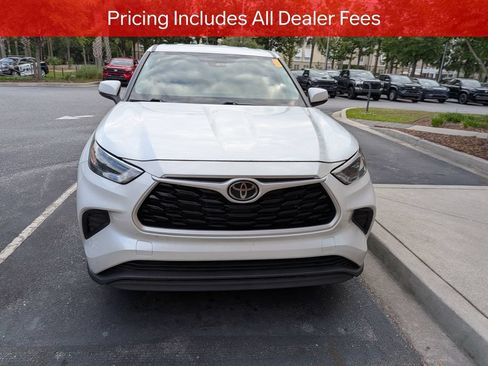 Used 2022 Toyota Highlander L FWD image 2
