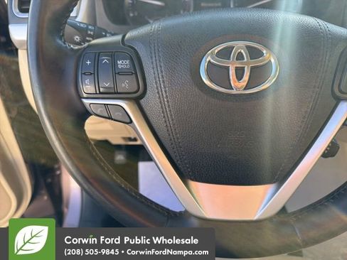 Used 2017 Toyota Highlander XLE w/ Carpet Mat Package AWD/4WD image 16
