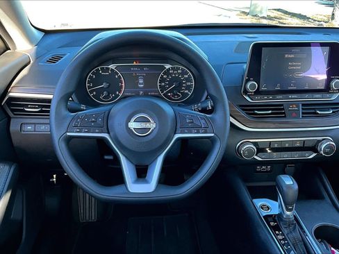 Used 2025 Nissan Altima 2.5 SV image 6