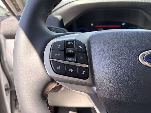 Used 2025 Ford Explorer Active AWD/4WD image 19