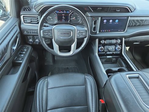 Used 2021 GMC Yukon XL Denali w/ Denali Premium Package image 16