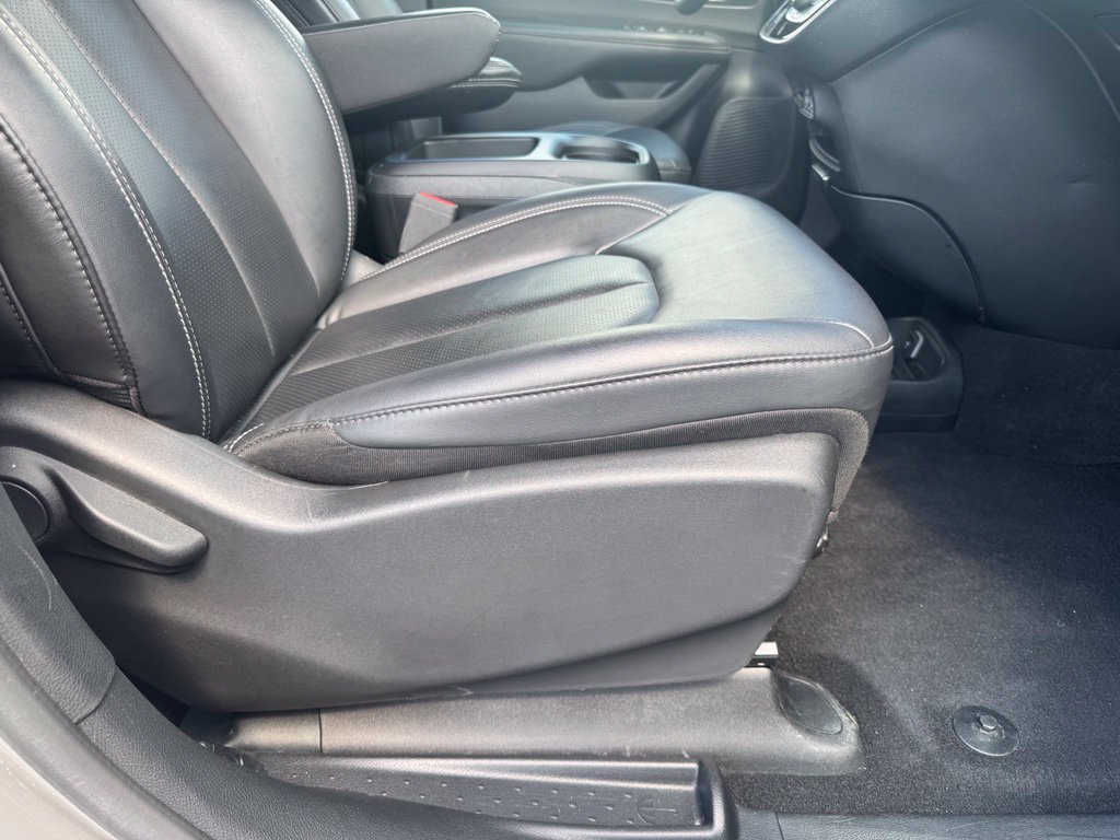 Used 2025 Chrysler Pacifica Select FWD image 17