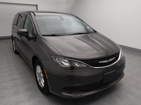 Used 2017 Chrysler Pacifica Touring image 13