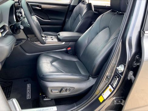 Used 2023 Toyota Highlander Limited image 7