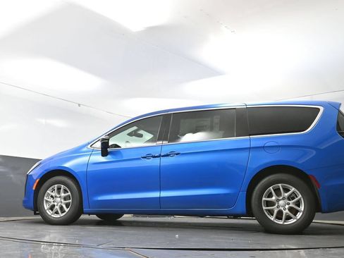 New 2027 Chrysler Pacifica Select FWD image 44