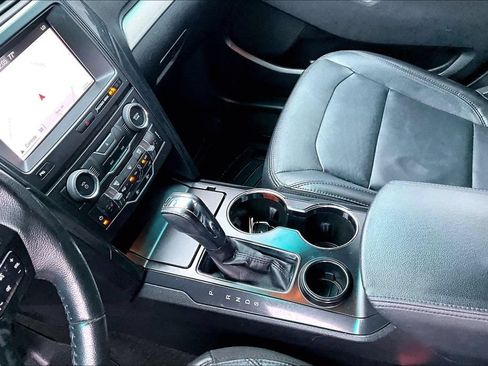 Used 2017 Ford Explorer XLT w/ Equipment Group 202A FWD image 16