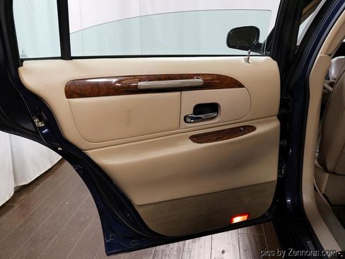 Used 2001 Lincoln Town Car Executive image 22