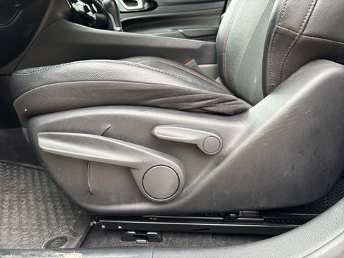 Used 2025 Jeep Compass Trailhawk image 23