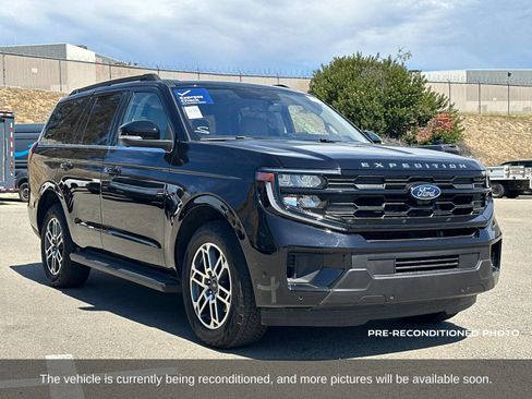 Used 2025 Ford Expedition Active AWD/4WD image 8