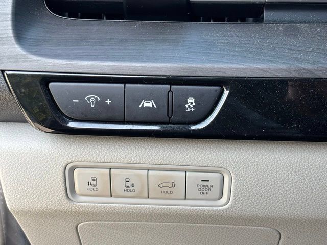 Used 2024 Kia Carnival EX FWD image 23