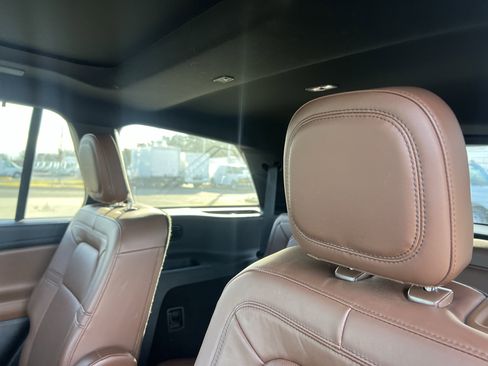 Used 2023 Lincoln Aviator Reserve w/ Equipment Group 201A image 16