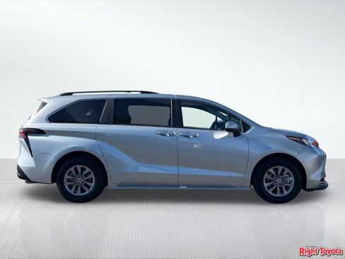 Certified 2024 Toyota Sienna XLE FWD image 8