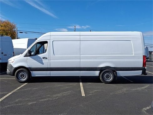 Used 2025 Mercedes-Benz Sprinter 2500 image 8