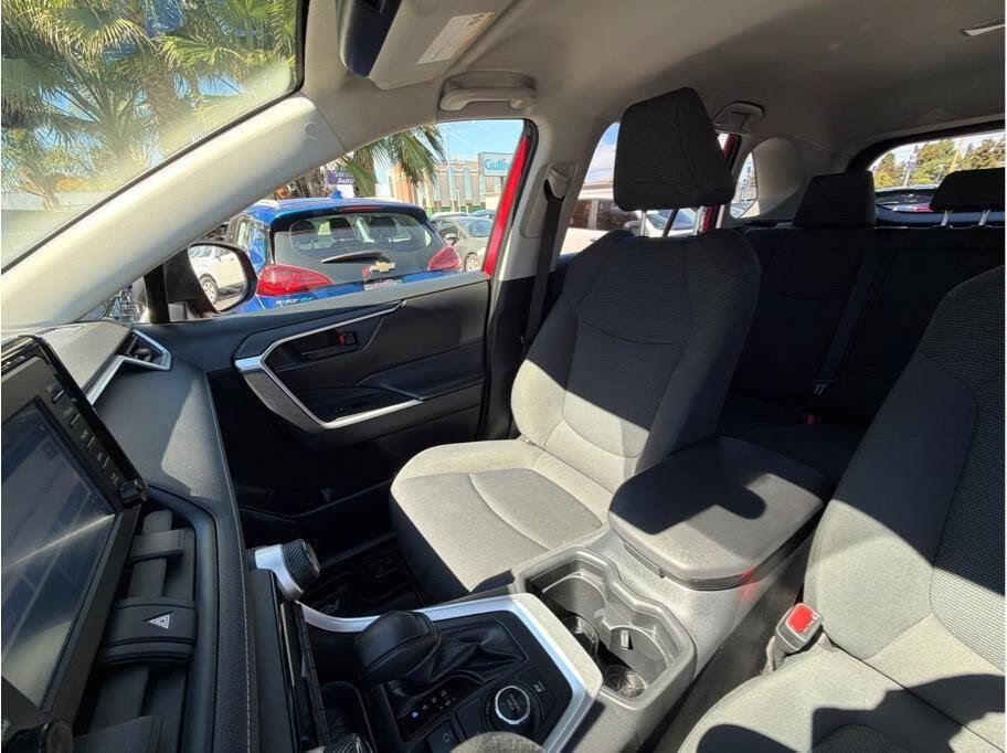 Used 2019 Toyota RAV4 LE w/ Carpet Mat Package AWD/4WD image 17