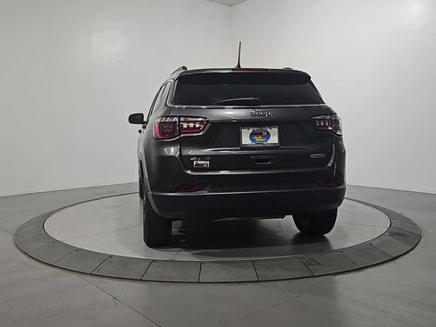 Used 2022 Jeep Compass Latitude w/ Mopar Graphics Package AWD/4WD image 4