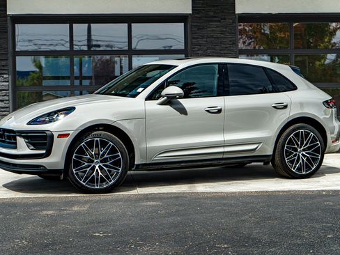 Used 2025 Porsche Macan AWD/4WD image 2