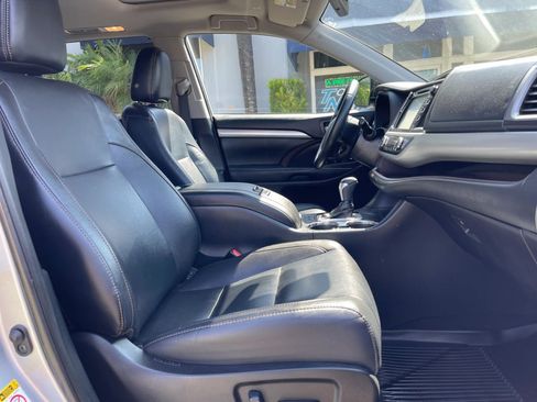Used 2019 Toyota Highlander XLE FWD image 26