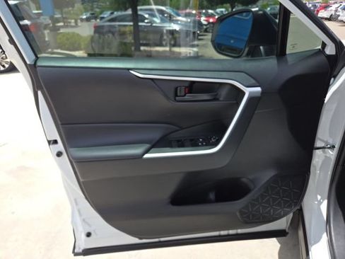 Used 2022 Toyota RAV4 LE AWD/4WD image 14