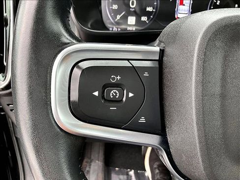 Used 2021 Volvo XC40 T4 Momentum w/ Premium Package image 20