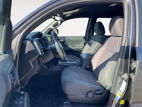 Used 2018 Toyota Tacoma TRD Sport image 9