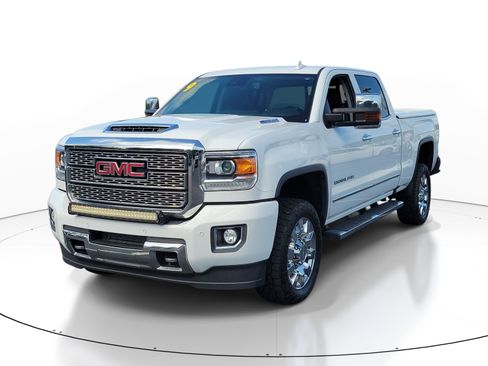 Used 2019 GMC Sierra 2500 Denali w/ Duramax Plus Package AWD/4WD image 3