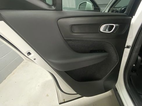 Used 2025 Volvo XC40 B5 Core image 8