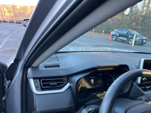 Used 2025 Toyota RAV4 XLE image 34