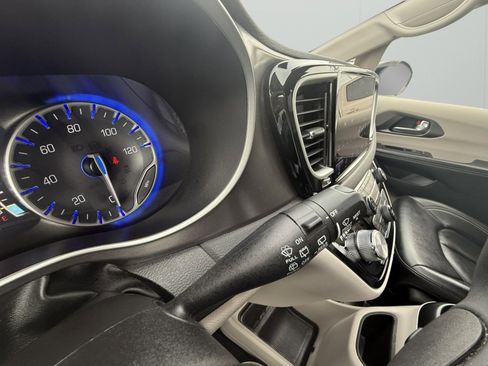 Used 2024 Chrysler Pacifica Touring-L image 24
