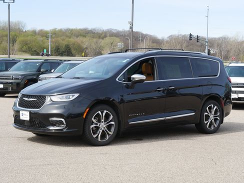 Used 2022 Chrysler Pacifica Pinnacle AWD/4WD image 2