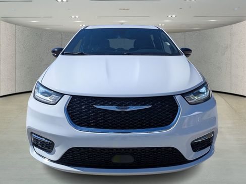 Used 2025 Chrysler Pacifica Select image 8