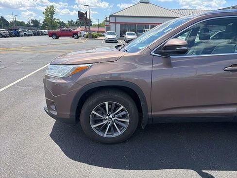 Used 2019 Toyota Highlander XLE AWD/4WD image 10