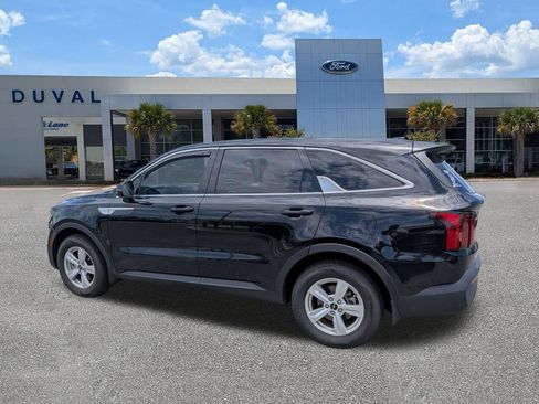 Used 2023 Kia Sorento LX FWD image 3