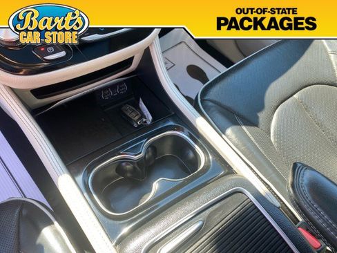 Used 2024 Chrysler Pacifica Limited FWD image 32